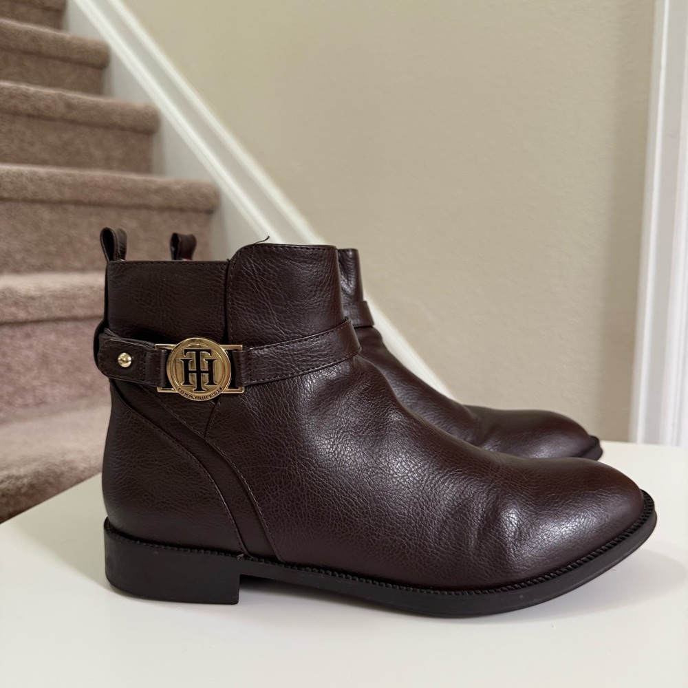 Tommy Hilfiger Dark Brown Leather Rumore Ankle Boot with Gold Hardware Size 8.5